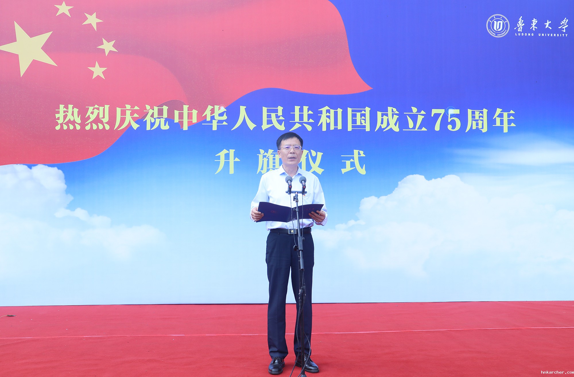 学校举行庆祝中华人民共和国成立75周年升旗仪式暨爱国主义宣传教育活动